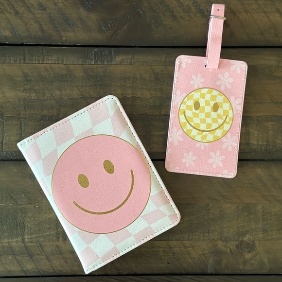 NWOT Retro Smiley Passport & Luggage Tag Set - Picture 1 of 5